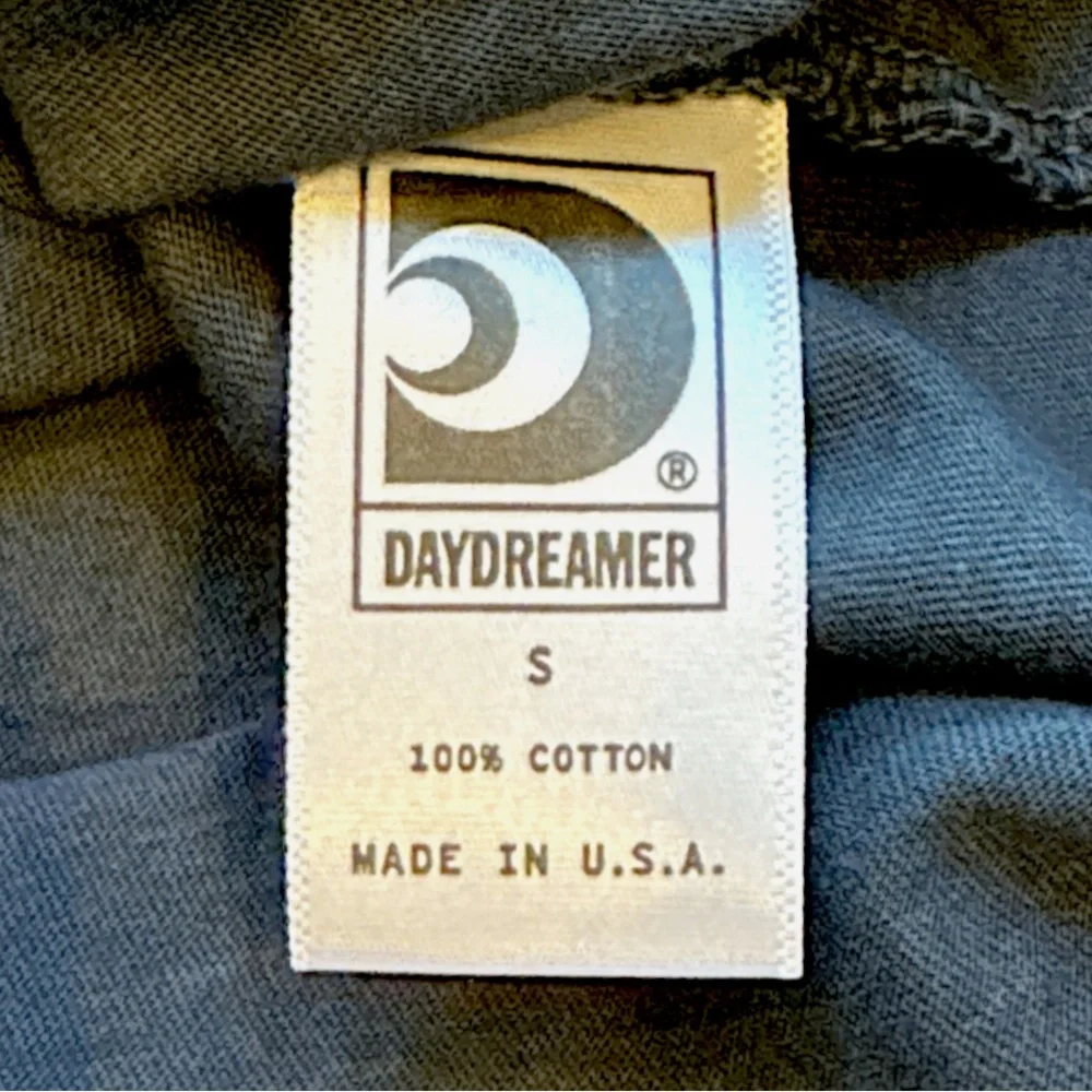 ⭐️Minor Flaw-Daydreamer Guns N' Roses Skull Heads Tee - Picture 6 of 10